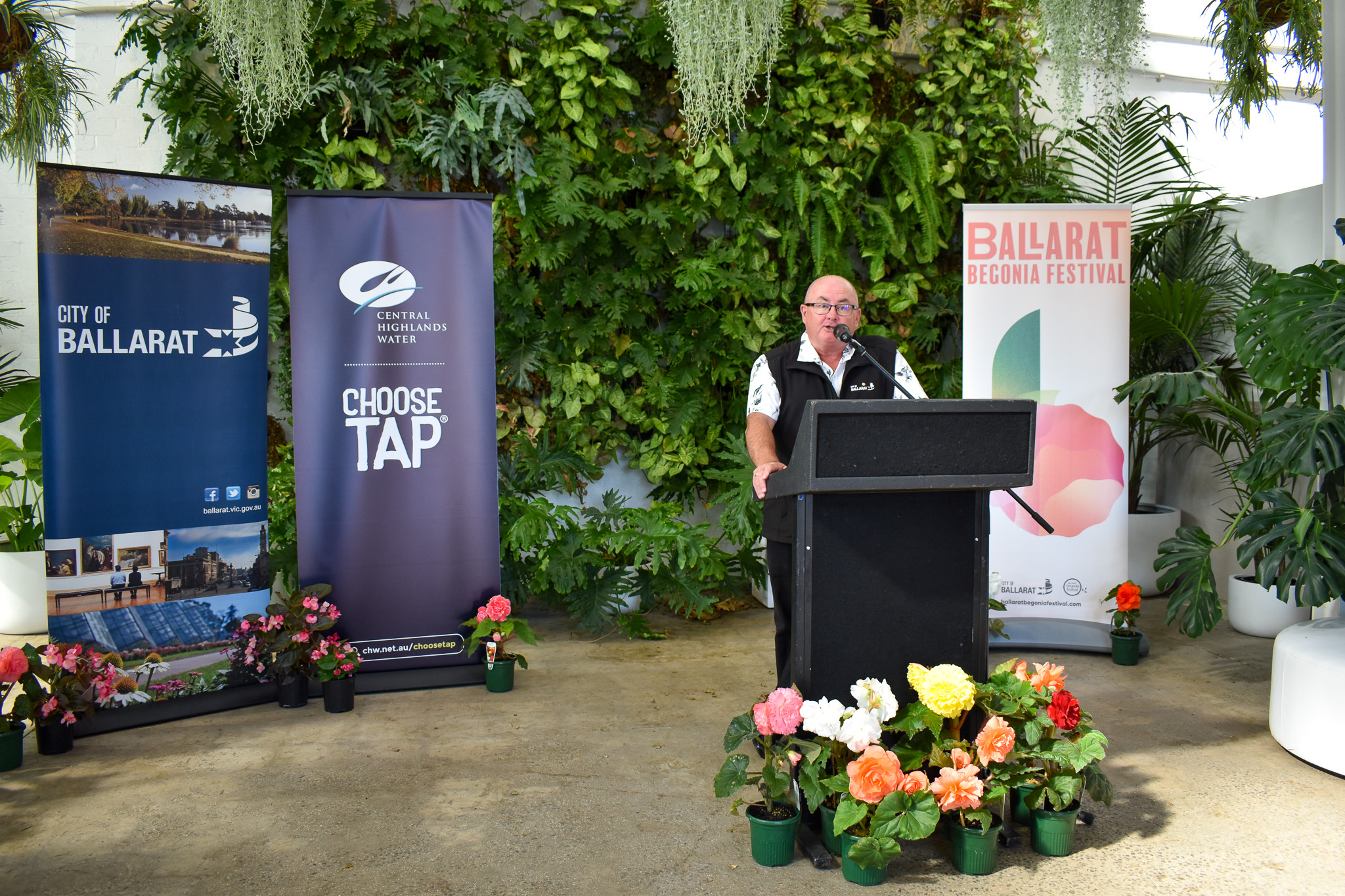 Mayor Des Hudson speaking at Begonia Festival Launch