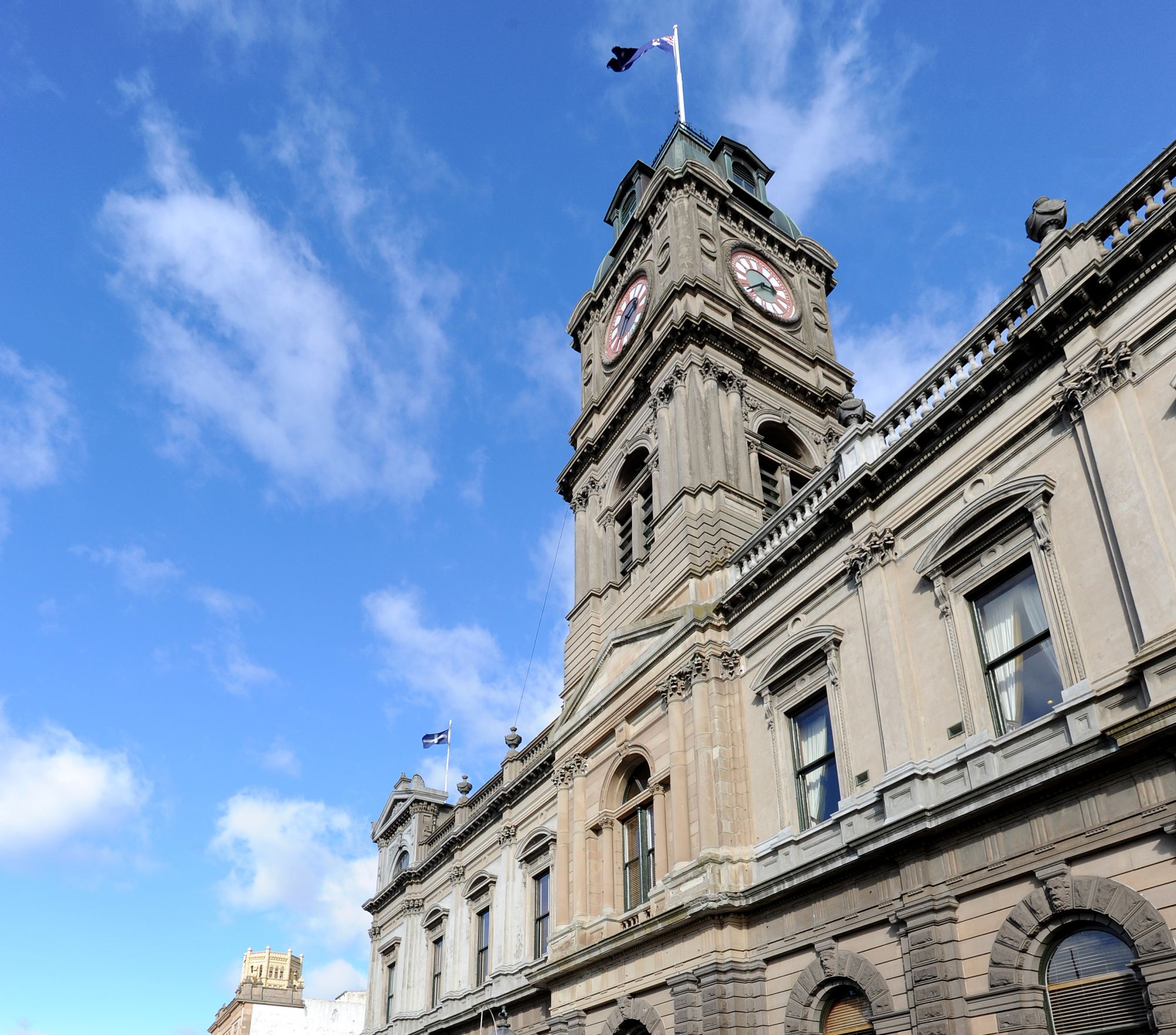Photo of town hall building from Sturt Street 
