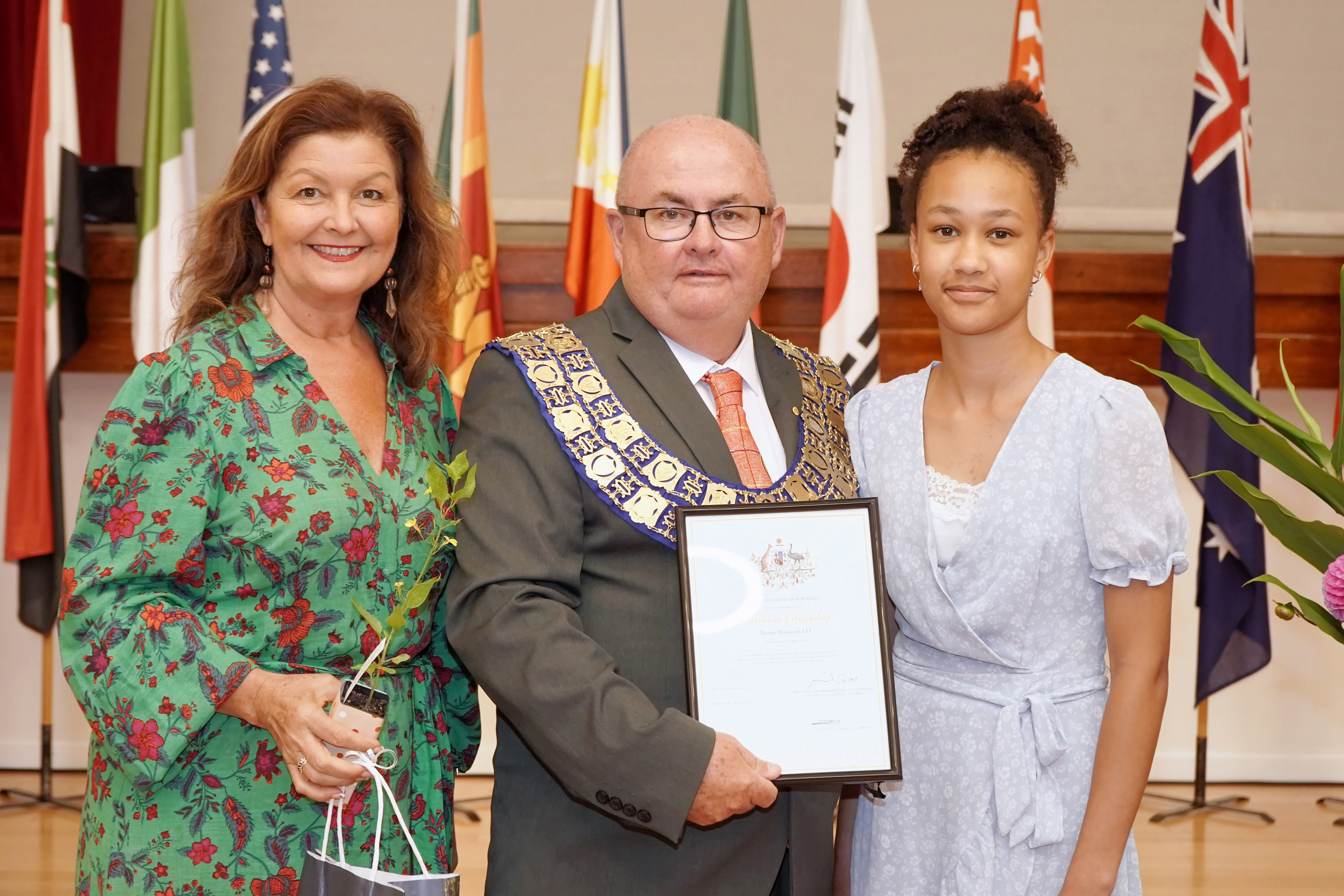 Cr Samantha McIntosh, City of Ballarat Mayor Cr Des Hudson and new citizen Naomi Lee. 