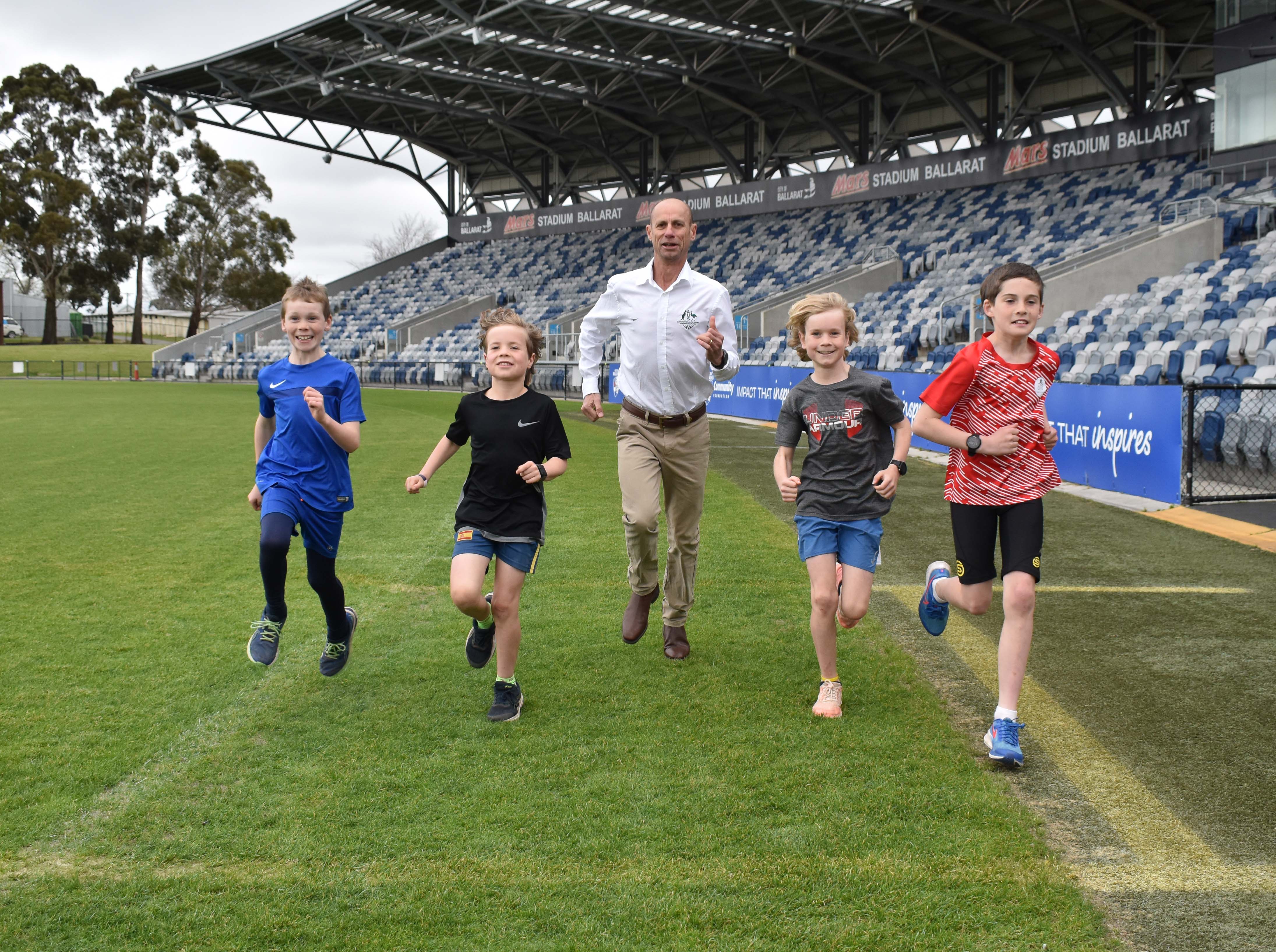 Young athletes Huon Anderson, Elijah Hickingbotham with Commonwealth Games marathon gold medalist Steve Moneghetti, Benjamin Hickingbotham and Lachlan Anderson.