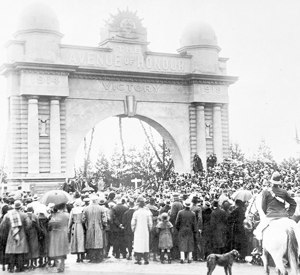 Crowd at the opening of the Arch of Victory