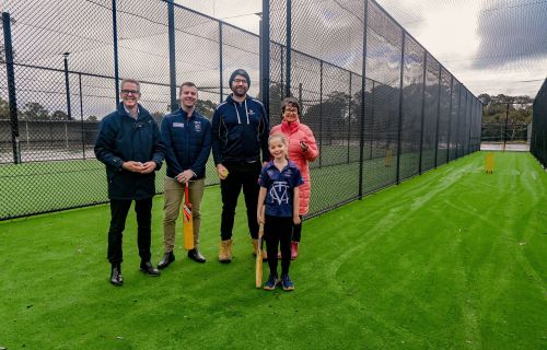 City of Ballarat Councillor Cr Ben Taylor, Liam Dawson, Andrew Vandebyl and Harper Vandebyl from Mt Clear Cricket Club, and Member for Eureka Michaela Settle. 