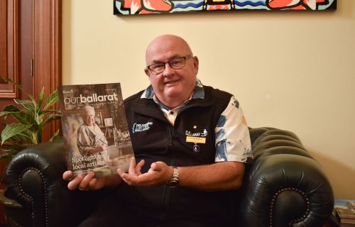 Cr Des Hudson holding a copy of the ourballarat magazine