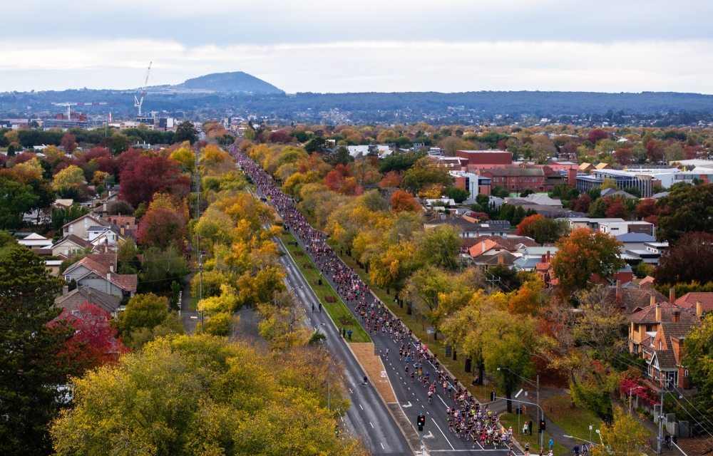 aerial image showing a a hug crowd running the marathon down sturt street