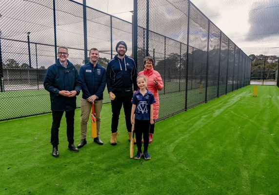City of Ballarat Councillor Cr Ben Taylor, Liam Dawson, Andrew Vandebyl and Harper Vandebyl from Mt Clear Cricket Club, and Member for Eureka Michaela Settle. 