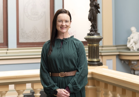 photo of Mayor Cr Tracey Hargreaves taken in town hall